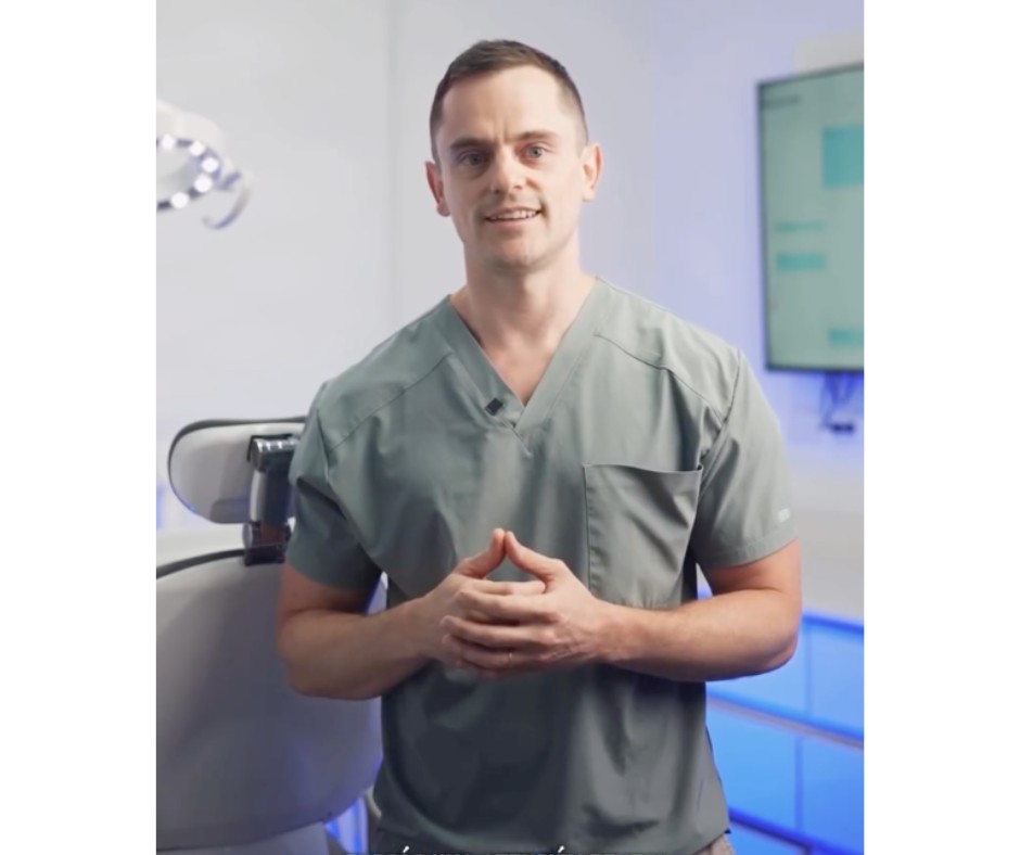 Dr. Juan Miguel Fernández en su consultorio dental