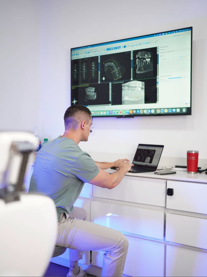 Dr. Juan Miguel Fernández analizando radiografías 3D para planificar un implante